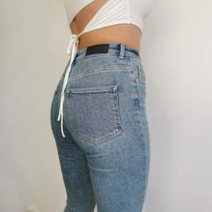 Säljer ett par tighta jeans från Gina Tricot då de inte kommer till användning längre. Supersköna och i bra skick😇