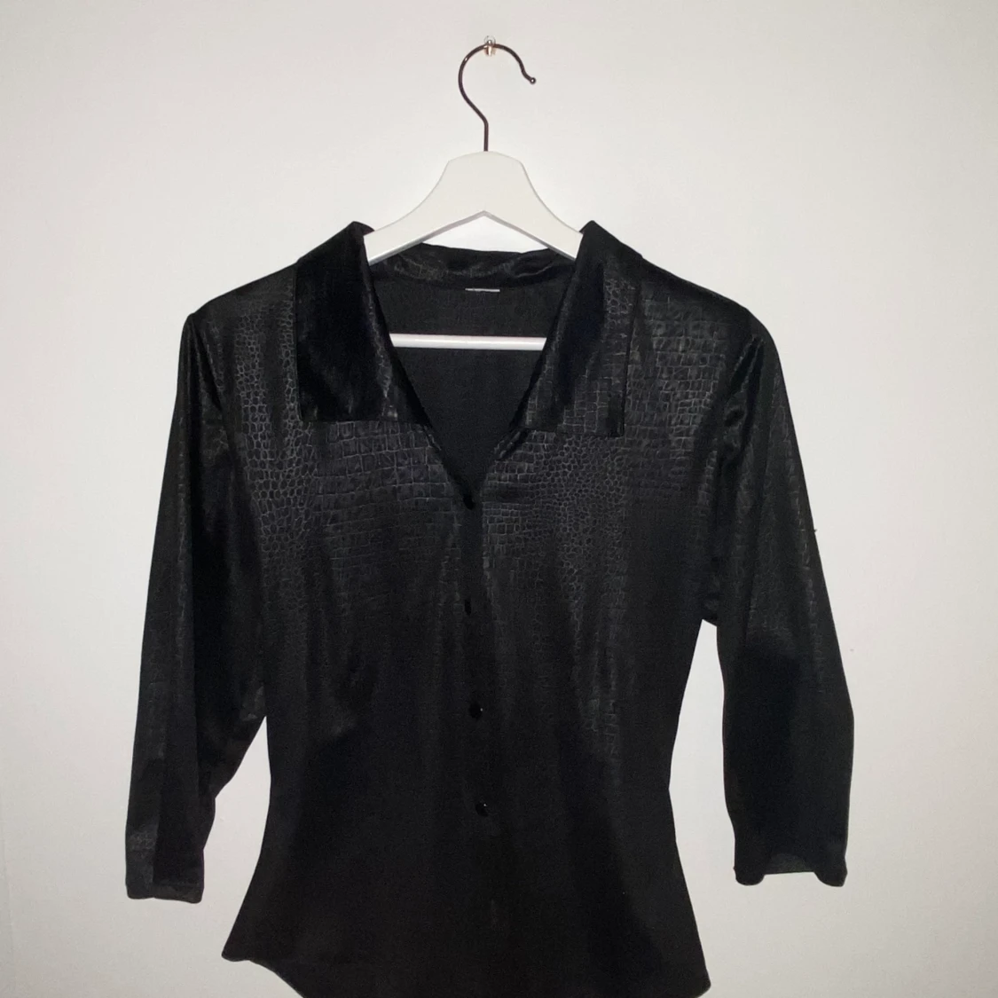 Tajt topp i fake-ormskinn material 🐍 