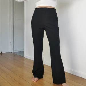 Svarta kostymbyxor  - Svarta kostymbyxor från Zara som tyvärr inte passar mig längre! Superfint skick🥰 förhandlingsbart pris! 