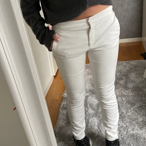 Kostymbyxor - Säljer dessa vita kostymbyxor som går att ha både lowwaist och highwaist då de har resor där bak ❤️ Passar en XS och jag på bilden är 1.70cm lång!