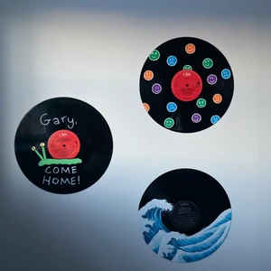 Vinylskivor  - INTRESSEKOLL! (Vågen har spruckit lite i färgen på vissa ställen)