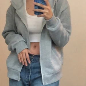 Grå zip hoodie  - Grå hoodie med dragkedja. Aldrig använd och i bra skick. Fick en likadan i julklapp vilket är anledning till att denna nu säljs. Storlek M men passar XS-S lika bra! Skriv vid intresse. 