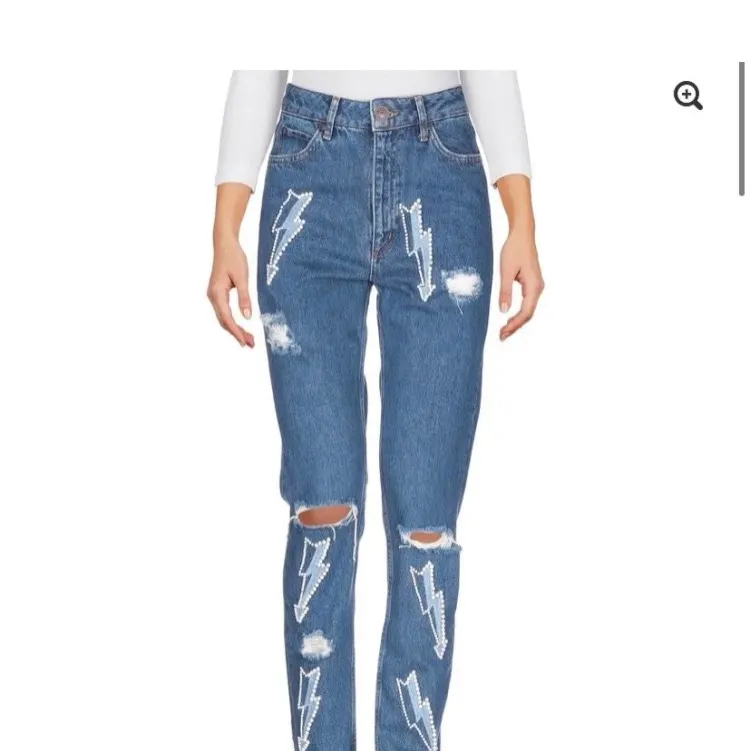 Säljer dessa skitsnygga jeans från Sandro paris. Strl 36 men små i storleken så passar snarare 34! Kontakta mig för fler bilder eller frågor🥰. Jeans & Byxor.