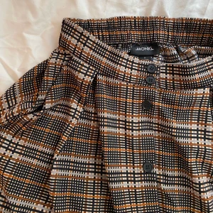 Monki Kjol  - Jättefin kjol från Monki. Väldigt bra skick, köpt på Plick och aldrig använd av mig. Perfekt nu till våren! Går till vaden på mig ungefär som är 169cm.