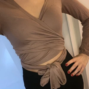 Snygg brun tröja  - Aldrig använd säljes som allt annat pga utrensning. Storlek XS 50kr exklusive frakt 🌸🌸