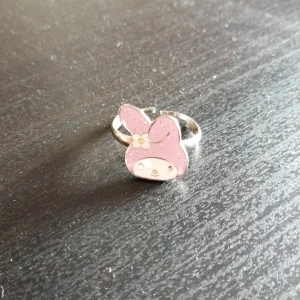 My Melody ring - Rosa My Melody ring som är reglerbar. Säljes för 50 kr plus 12 kr Porto. 