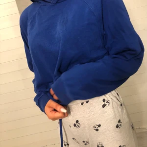 Blå hoodie  - Ok skick 