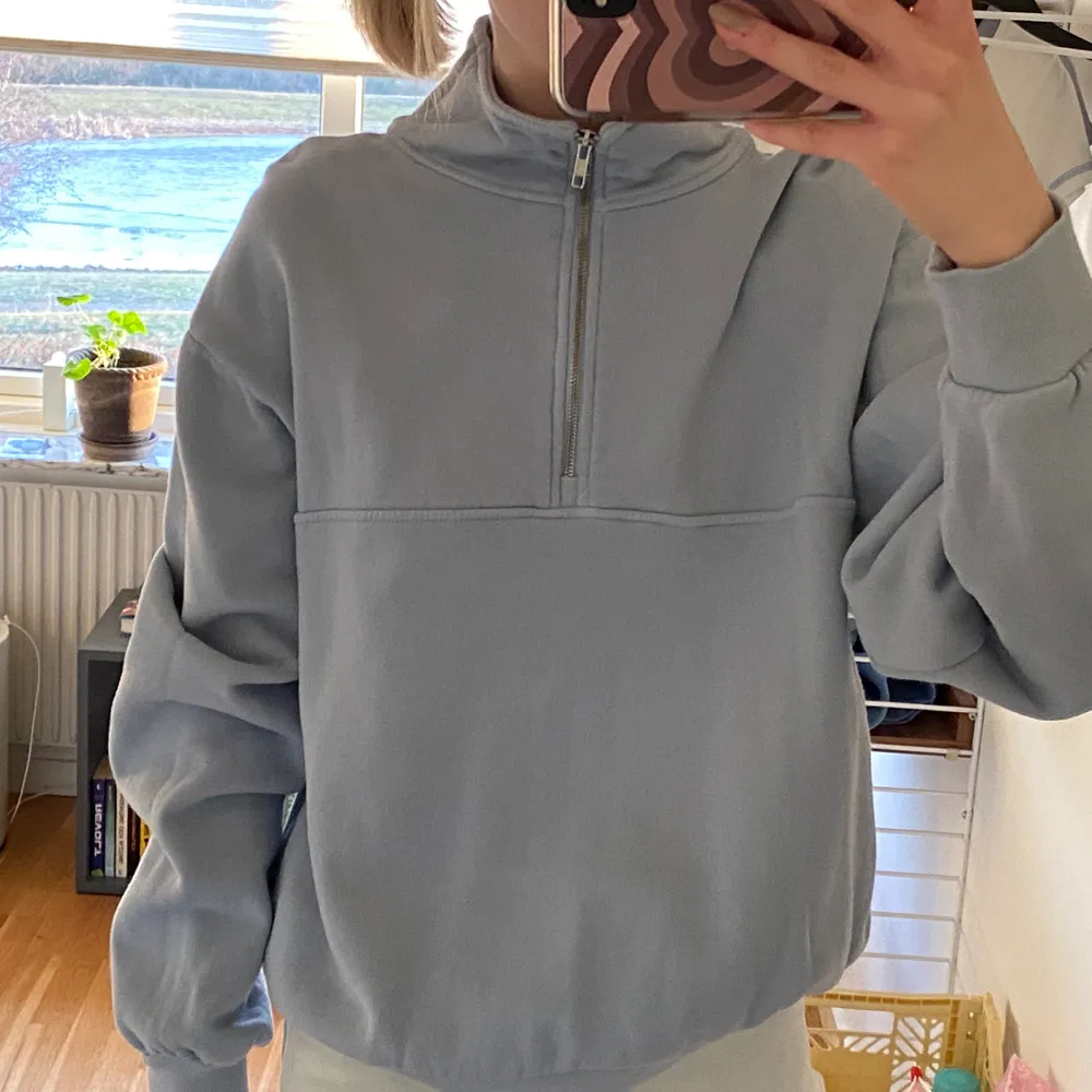 Ljusblå zip up sweatshirt från Brandy Melville. Onesize, passar mig som är 177cm och har S. Knappt använd. Köparen står för frakten. :). Hoodies.