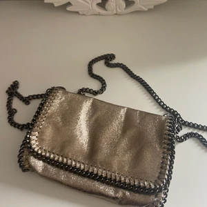 Väska - Säljer nu denna glitterväskan! Perfekt till vardags eller fest:)