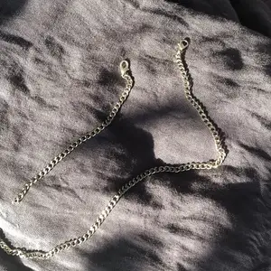 Vanlig silvrig kedja i båda armband (69kr) och halsband (99kr) !! Mer på instagram @s.byelsa 