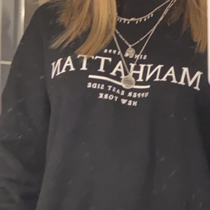 Sweatshirt - Säljer min superfina sweatshirt i nyskick💗. Storlek S men sitter lite boxigt. Säljer endast vid bra bud då jag fortfarande gillar den. Använd bara ett fåtal gånger och slutsåld på hemsidan💗  skicka ett dm eller kommentera!
