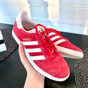 Adidas skor  - Adidasskor Gazelle röda. Fint skick och använda fåtal gånger😊 250kr