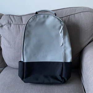 Rains City Backpack - Vattentät ryggsäck från Rains med fodrat fack för laptop (13"). Finns mindre tecken på användning (se ex. bild 3). Väskan är annars hel och i fint skick, säljer då den inte kommer till användning! 