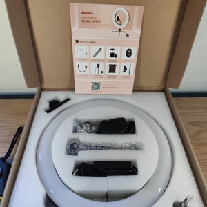 [NY] Light ring med stativ och mobilhåll - Helt ny, oanvänd i kartong. (har flera) 3 olika ljusfärger, varmvitt, neutralt vitt, kallvitt. Dimbar i 10 lägen. Drivs med usb. 120 leds, ger mycket bra och jämnt ljus runt ringen. 25 cm i diameter. Inkl stativ, fjärrkontroll, mikrofon, adapter osv. 