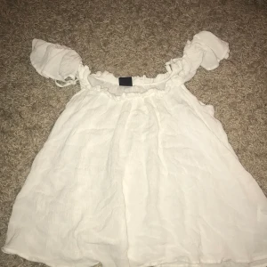 Blus - Jätte fin blus ifrån Gina tricot i storlek 34, nästan aldrig använd. Köparen står för frakten!