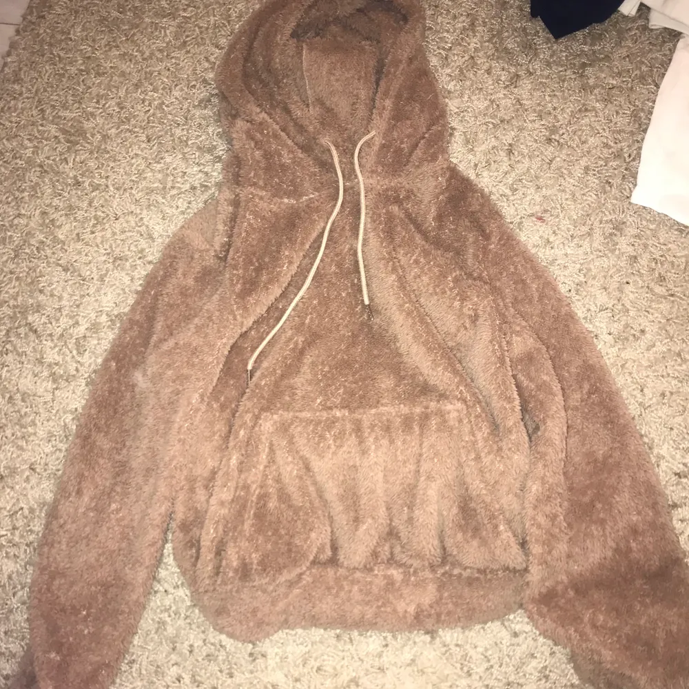 Lurvig brun/beig hoodie i storlek xs, använd max 3-4 gånger, köparen står för frakten!. Hoodies.