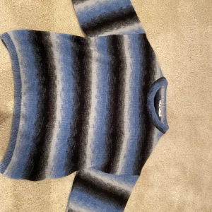 Randig tröja - Jätte fin randig stickad tröja från nakd som inte kommer till användning. Väldigt stretchig och mycket fint skick! Nypris ca 499kr! Köparen står för frakten