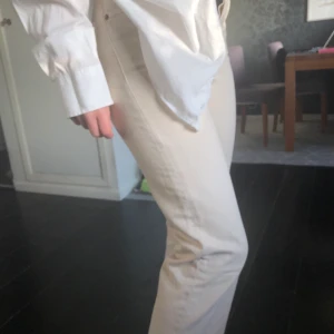 Beiga zara jeans - Raka korta zarajeans. Går till ca ankeln på mig som är 163. Väldigt snygg beige färg
