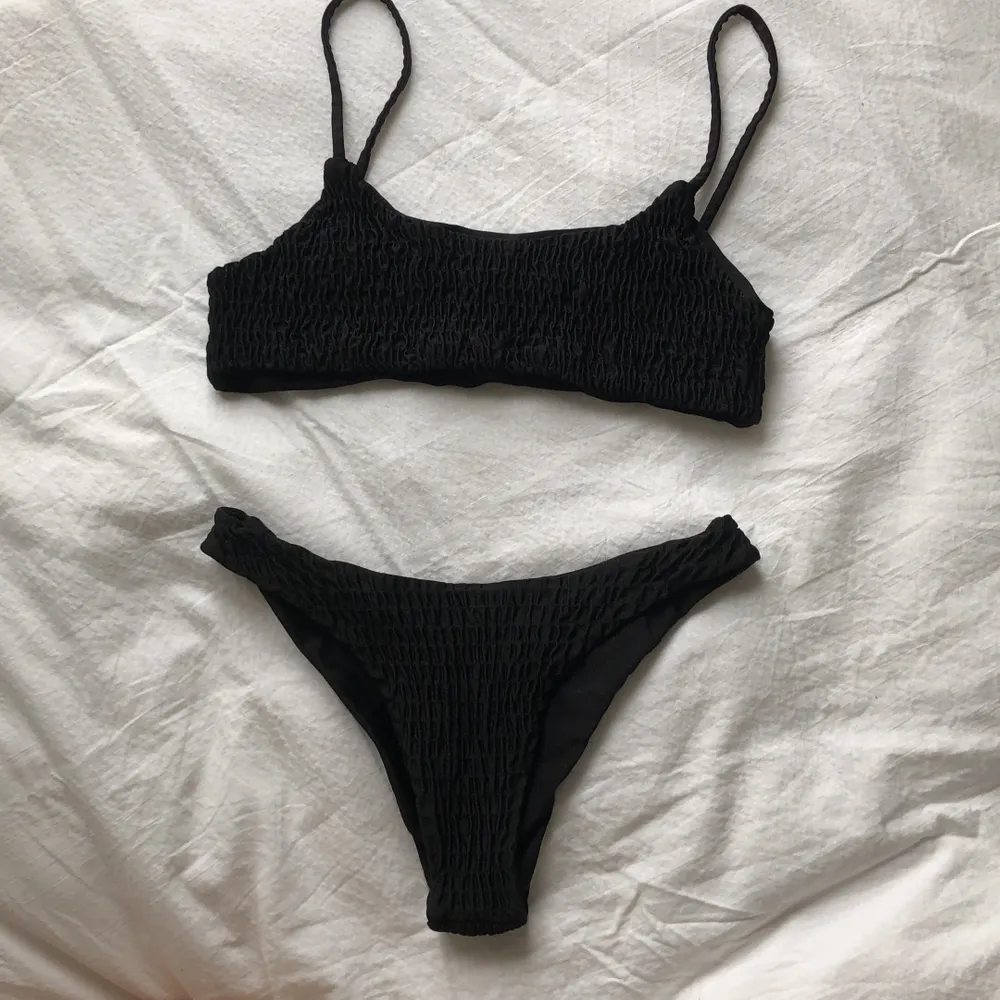 Skitsnygg svart smockad bikini som tyvärr är för liten för mig. Väldigt bekväm och i fint skick!. Övrigt.