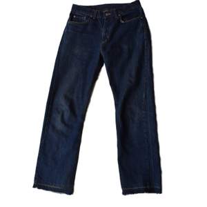 Ett par blåa baggy jeans från märket Davy's. Köpta secondhand. Sprättade längst ned men annars inga tydliga defekter. Står 32/32 men sitter mer som 32/33. Budgivning sker i kommentarsfältet. Kan frakta