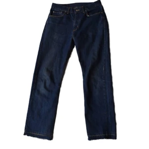 Davy's jeans - Ett par blåa baggy jeans från märket Davy's. Köpta secondhand. Sprättade längst ned men annars inga tydliga defekter. Står 32/32 men sitter mer som 32/33. Budgivning sker i kommentarsfältet. Kan frakta