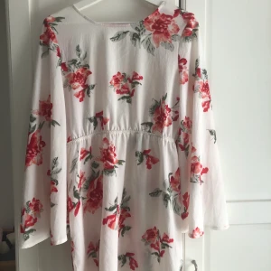Prettylittlething kimono/klänning - Säljer denna fina somriga kimono klänning! Den här öppen rygg och är sydd av väldigt luftigt material. Jag köpte en storlek som va för stor för mig så den har aldrig kommit till användning☺️ 