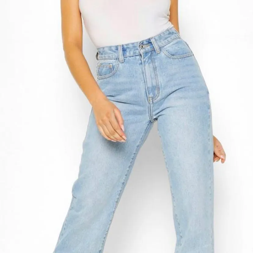 Ett par raka jeans med slits där nere, köpte på bohoo för cirka tre månader sen. Storlek 38 ❤️ aldrig använda förutom på bilden. . Jeans & Byxor.