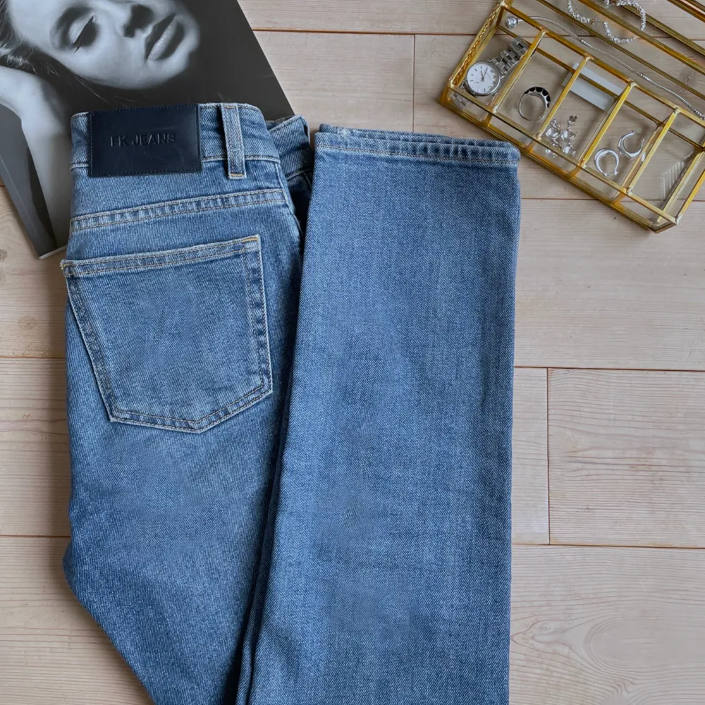 SKITSNYGGA trendiga straight leg jeans från Filippa K i modellen ”Stella”. De är i storlek 26 (europeisk) och är köpta på NK i Göteborg för 1700 kr. Skriv gärna om ni har några frågor🤍🤍🤍 . Jeans & Byxor.