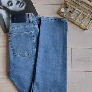 SKITSNYGGA trendiga straight leg jeans från Filippa K i modellen ”Stella”. De är i storlek 26 (europeisk) och är köpta på NK i Göteborg för 1700 kr. Skriv gärna om ni har några frågor🤍🤍🤍 