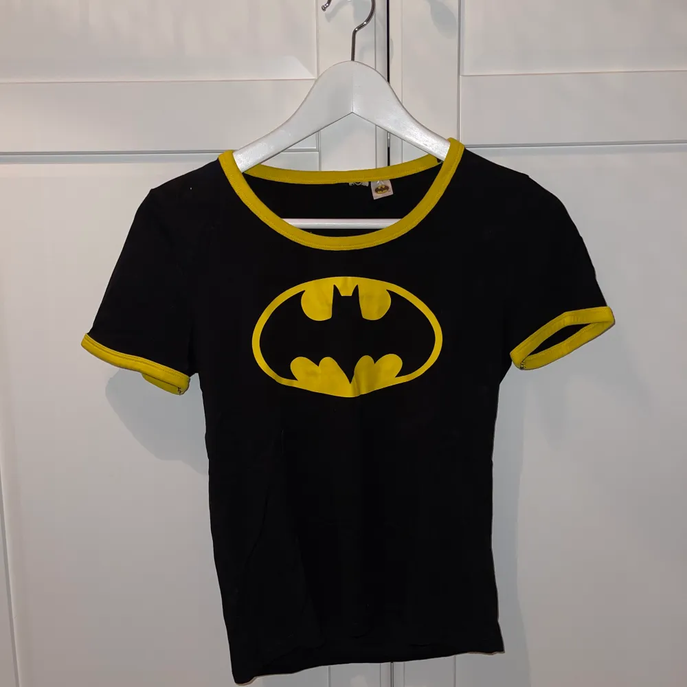 Säljer min Batman T-shirt som jag haft i några år men använt 4-5 gånger, köptes från hm och är i storleken XS. T-shirts.