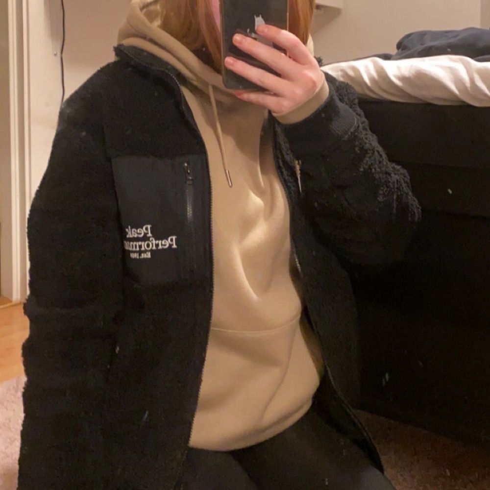 Säljer min jättefina o jättesköna peak teddyjacka då jag vill ha nått nytt till våren. Den är lite oversized på mig som är en S (jackan är M). endas använt ett fåtal ggr under hösten 2020. 1400kr ny skulle kunna tänka mig sälja den för 600kr + frakt (66kr). . Jackor.