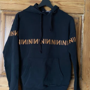 Nakd huvtröja - Super skön huvtröja från Nakd! Storlek XS men passar mig som brukar ha S! 🦋