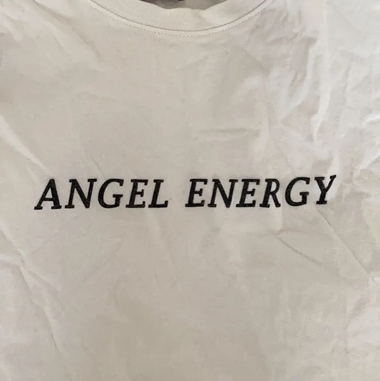 En nice t-shirt med motivet ”angel energy”! Oversize fit. Säljer då den inte kommer till användning. Köpt i London för flera år sen. Köparen står för frakten💕 (budgivning om fler intresserade). T-shirts.