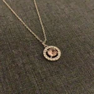 Nytt halsband från Lily and rose - Beställde fel halsband och har inte orkat skicka tillbaka. Rund berlock med en rosa sten i mitten och justerbar kedja, helt i nyskick och kan levereras i originalförpackning 💕 nypris 300kr, säljer för 200kr + frakt 12kr