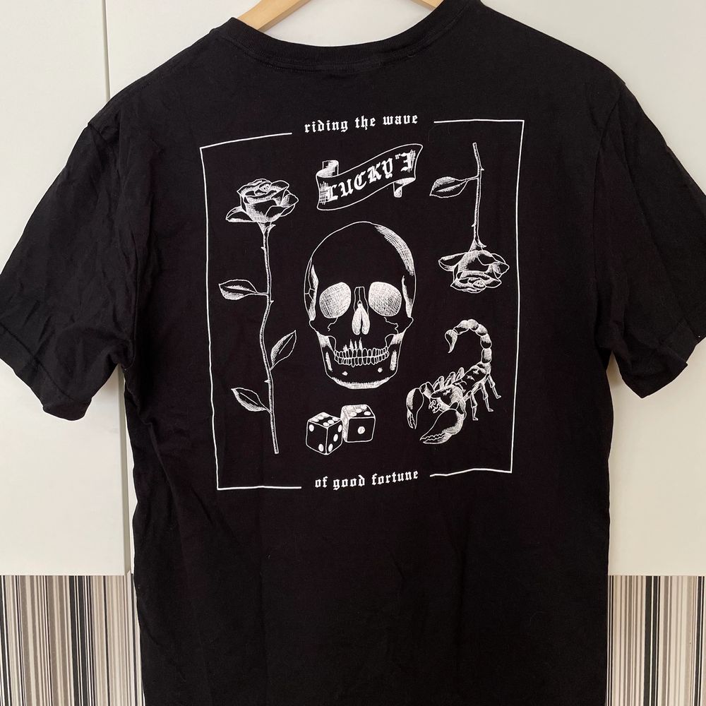 Jätte cool svart t-shirt med vitt tryck på baksidan och liten text på framsidan, där det står ”lucky”😛 Köpt på H&M och bara använd en gång så super skick, finns heller ej att köpa längre! Den är i storlek S, men skulle säga att den är lite oversized på S och sitter bra på M också☺️ Kontakta vid frågor, fler bilder eller om du vill köpa! Köparen står för frakten!. T-shirts.