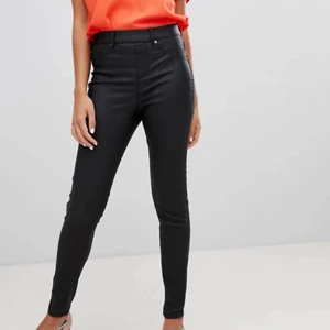 Fake läderbyxor  - Fake läderbyxor i storlek 40. Helt oanvända. Säljes då de är för stora för mig (så fråga inte ens om bild på hahah) 60kr+frakt