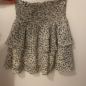 Prickig kort kjol  - Kort kjol köpt från Chelsea. Det är en prickig kort volangkjol med stretch i midjan. Bra passform. Köpt för 399kr. Pris kan diskuteras! Högsta bud 120