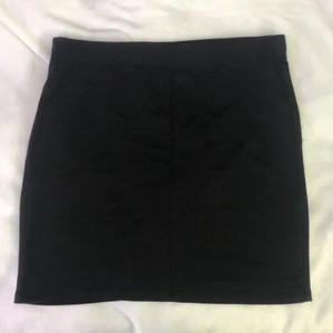 Kjol - Svart basic kjol i mycket fint skick. Strl S. 30kr