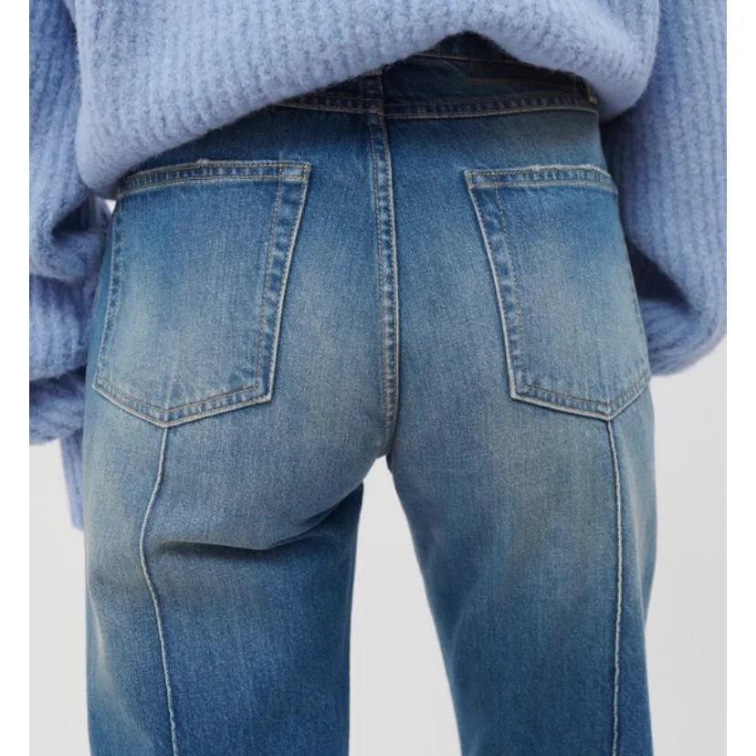 Så snygga jeans from our Legacy, älskar men har tyvärr blivit för stora för mig, super snygg passform, hann endast använda dom ett fåtal gånger, aldrig tvättade  NYPRIS: 2400kr . Jeans & Byxor.