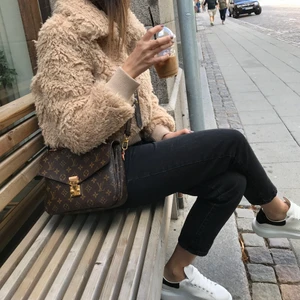 Teddy jacka 🤍 - Säljer den här Teddy jackan i storlek 38. Nypris 699. Ny med prislapp. 