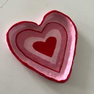 Hjärtformat lerfat som kan användas för smycken m.m. Frakt ligger på 66kr och är spårbar. Kolla in mitt konto för fler lerfat ❣️Ø: 10,5 cm från ena sidan av hjärtat till det andra 
