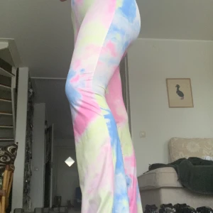 Färgglada byxor - Snygga och sköna färgglada byxor! Kommer ej ihåg hemsidan jag köpte dem på, knappt använda🤍🤍