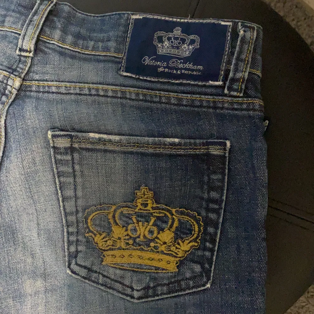 💞intressekoll💞 funderar på att sälja dessa as coola botcut jeans från Victoria Beckham. Sitter jätte bra på mig som är 165 och har 28 ungefär i waist och 32 i längd, det går precis ner till marken på mig. Buda i kommentarerna från 150. Bud just nu ligger på 280+frakt💗. Jeans & Byxor.