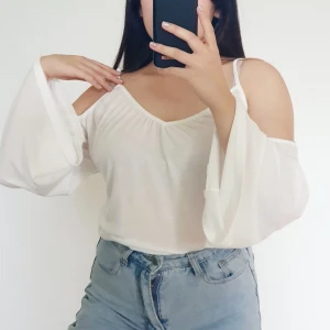 Vit blus från Gina Tricot - Fin vit blues från gina med vida armar. Använts ett fåtal gånger. Går att bära på flera olika sätt. Är i storlek S men ganska stor och stretchig originalpris 300kr. !