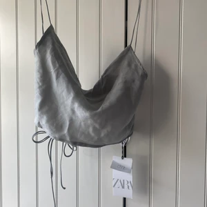 grått linne - Supersnygga grått linne från Zara!💕 helt öppen i ryggen med snören som kan knytas!💕 Helt ny och endast testad. Nypris 259kr