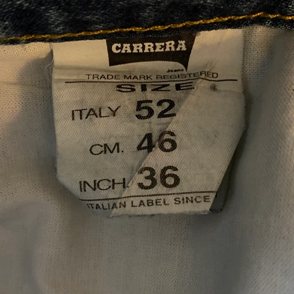 Hej! Säljer mina Carrera jeans som jag har tröttnat på. Det är storlek 36 i midjan och längden är perfekt för dem som är 178-183 skulle jag säga. Själv har jag 32 i midjan, men med ett bälte funkar det jättebra. För dem med storlek 32-34 får byxorna en liten relaxed passform. Tveka inte att skriva eller be om mer bilder vid intresse!. Jeans & Byxor.