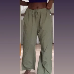 Gröna oversized linnebyxor st M - XL - Gröna linneaktiga byxor från Asos i nyskick. Storleken är 5xl, men passar på mig som vanligtvis har medium och sitter lite oversized. Säljer de för att de aldrig riktigt kommit till användning. Nypriset var 489 kr men säljer för 320 kr. Priset kan sänkas vid snabbt köp. 