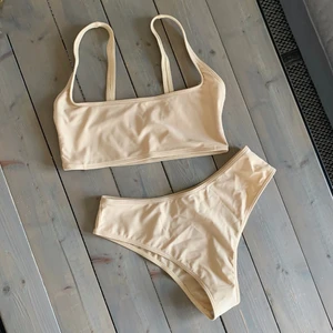 Bikini (ny)  - Oanvänd bikini med hygienskydd kvar. Lös vaddering som går att ta ut. Strl S men skulle säga att den passar XS-S