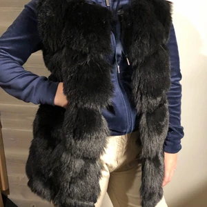 Fluff vest från missguided - Fluffig pälsvest köpt i vintras men nästan aldrig använd, nypris 350kr. 