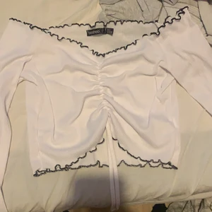 En vit blus från boohooo - En vit blus från boohoo